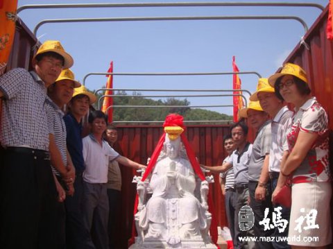 翡翠妈祖像抵达湄洲岛