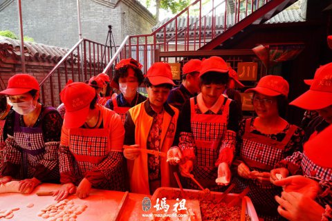 天津妈祖信众包饺子为妈祖催生
