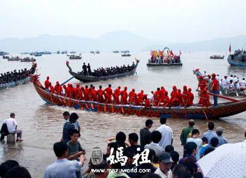 两岸数万名信众 霞浦参加妈祖走水