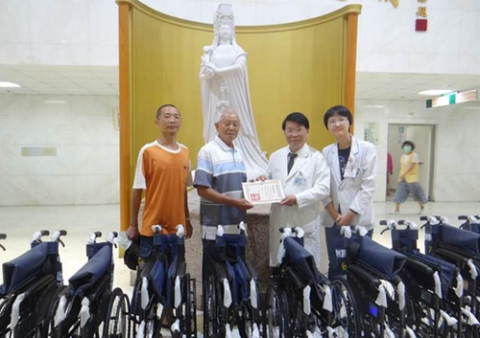 九旬老翁捐赠妈祖医院10台轮椅